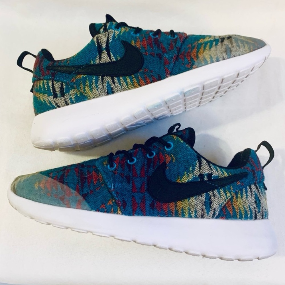 Nike Women's Roshe Pendleton Colab Multicolor Aztec Knit Sneakers
